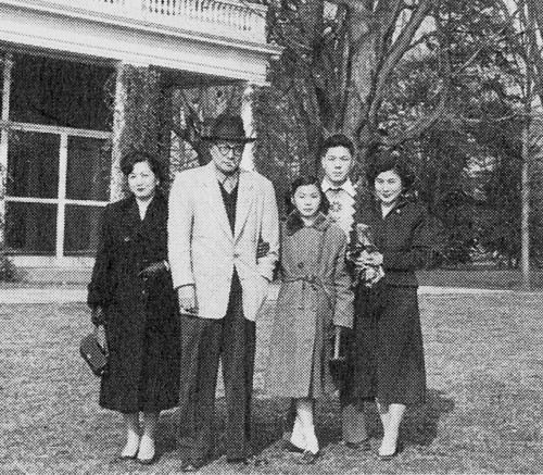 Yoko Ono con la famiglia